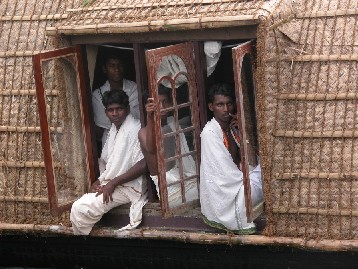 indiani sulla houseboat