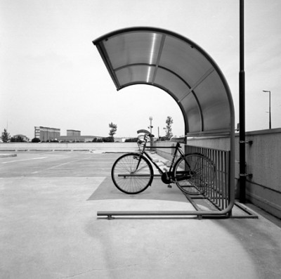 Tettoia, bicicletta e centro commerciale.