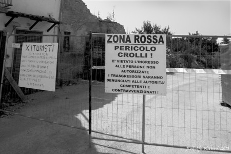 Onna. Pericolo Crolli.